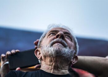 Lula pede a militantes do PT que vigiem comunidades e ouçam a população