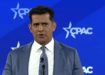 Famoso apresentador americano critica Moraes e o chama de tirano durante entrevista com Bolsonaro