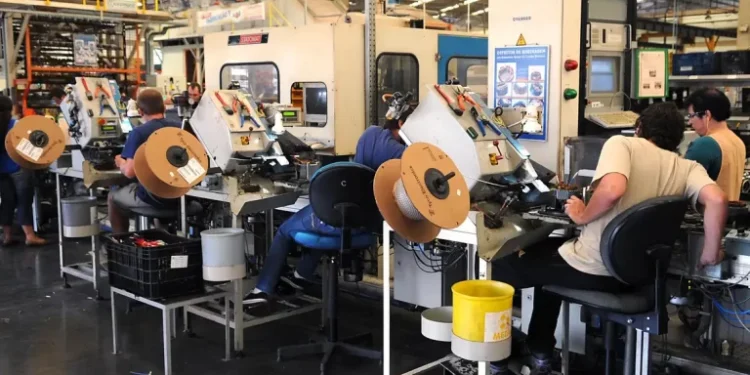 Indústria em Manaus contrata: Vagas para Ajudante, Auxiliar e Operador de Ponte Rolante com benefícios