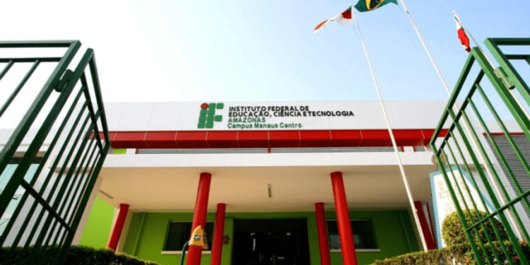 IFAM abre vaga para Professor de Química em Manaus com salário de R$ 5,9 mil: veja requisitos, etapas e como participar