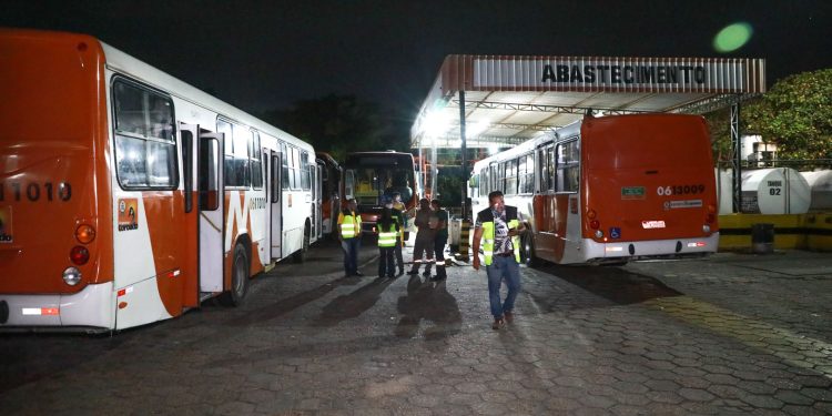 Expresso Coroado abre vagas para cobrador e motorista em Manaus: veja quem pode participar e como enviar o currículo