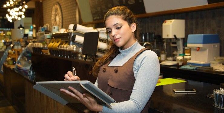 Vaga de Recepcionista de Restaurante na House Grill: veja as funções, requisitos e como enviar o currículo