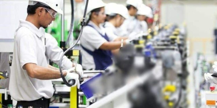 Auxiliar de Produção na Indústria: veja os requisitos, benefícios e como se candidatar