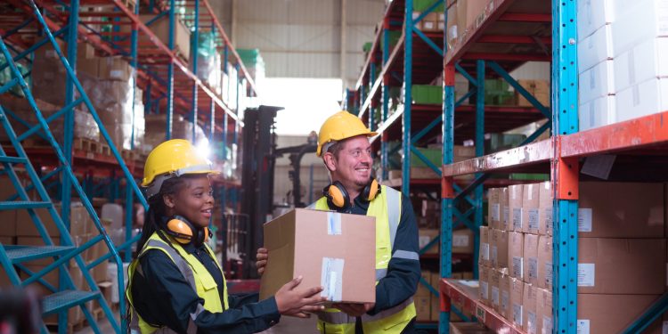 Vaga para Assistente de Estoque em Manaus oferece salário de R$ 2.000 e benefícios